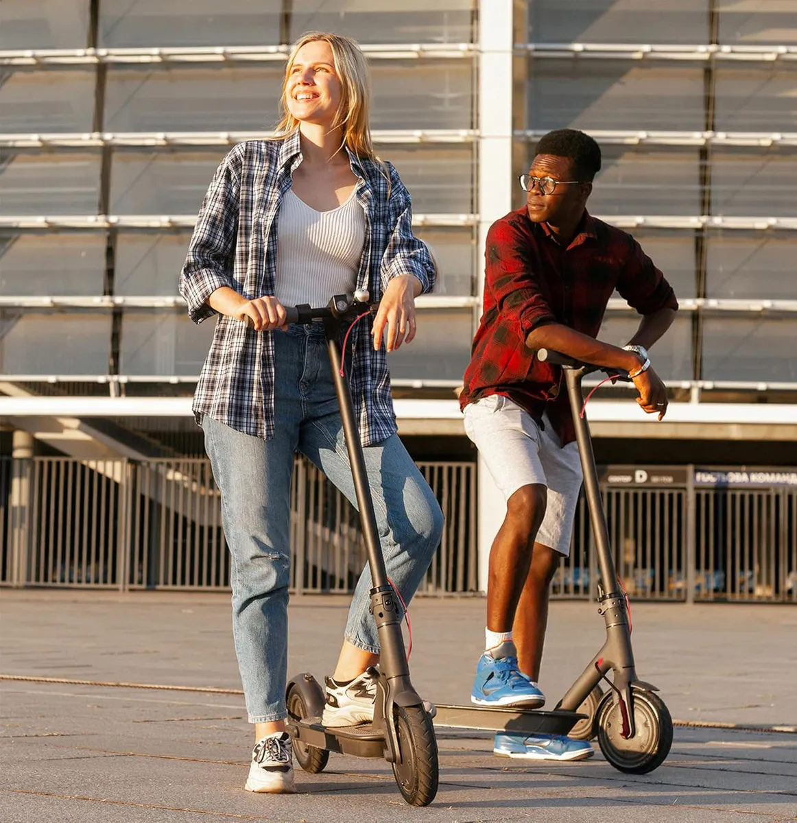 Patinete elétrico BrisaBras D01 com autonomia de 30km e motor de 350W