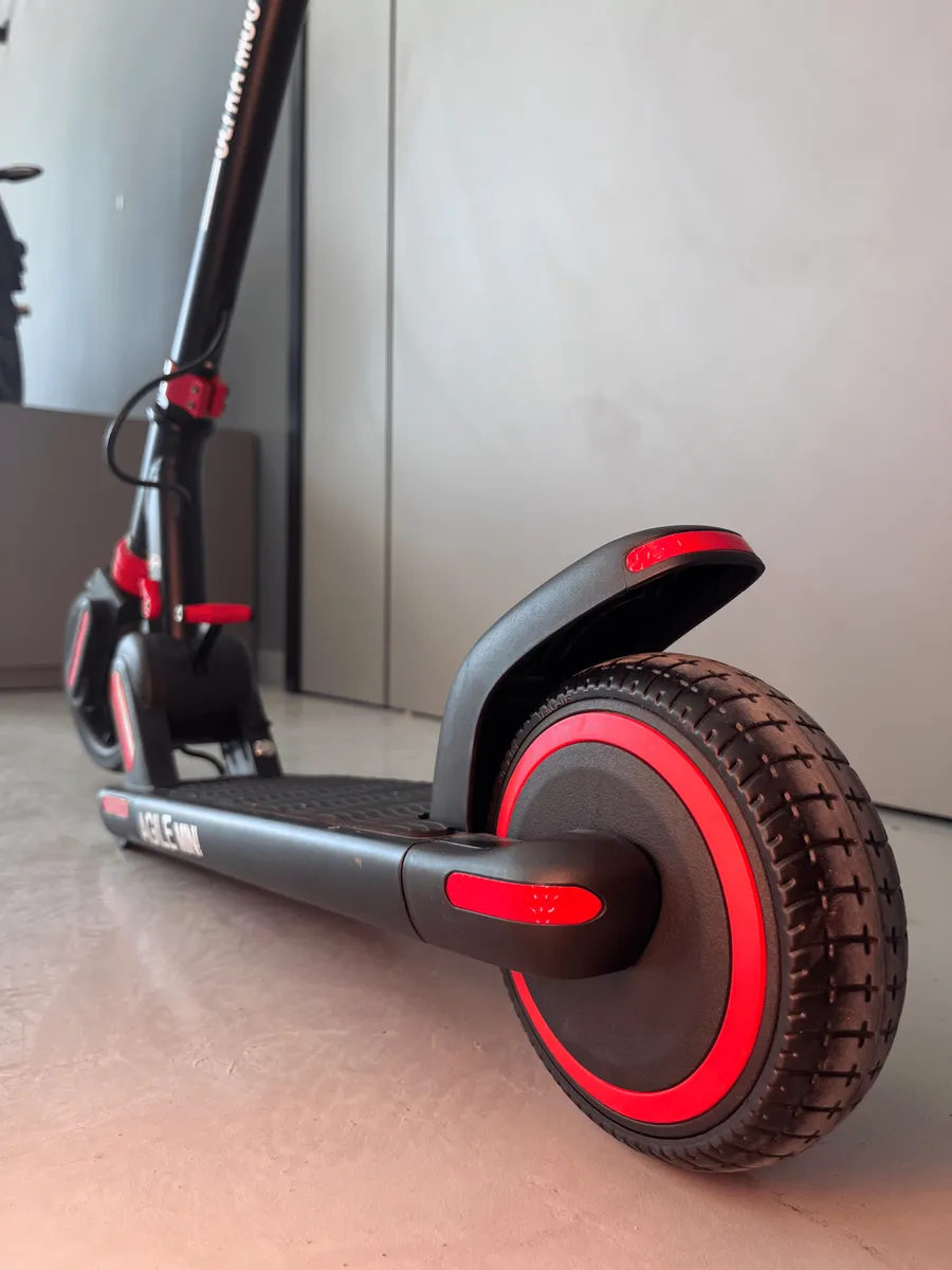 Detalhe técnico do Patinete elétrico Ultra Moove Mini Agile 150w